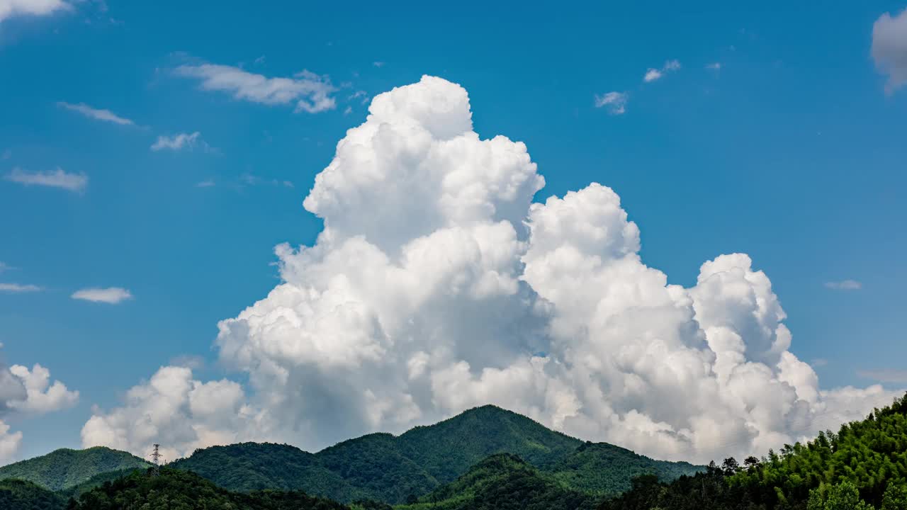 蓝天白云在山上视频素材