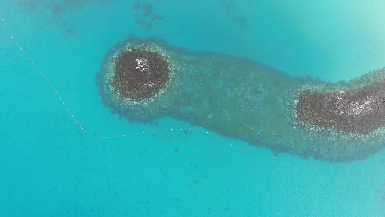 加那利群岛兰萨罗特岛水域鸟瞰图视频素材