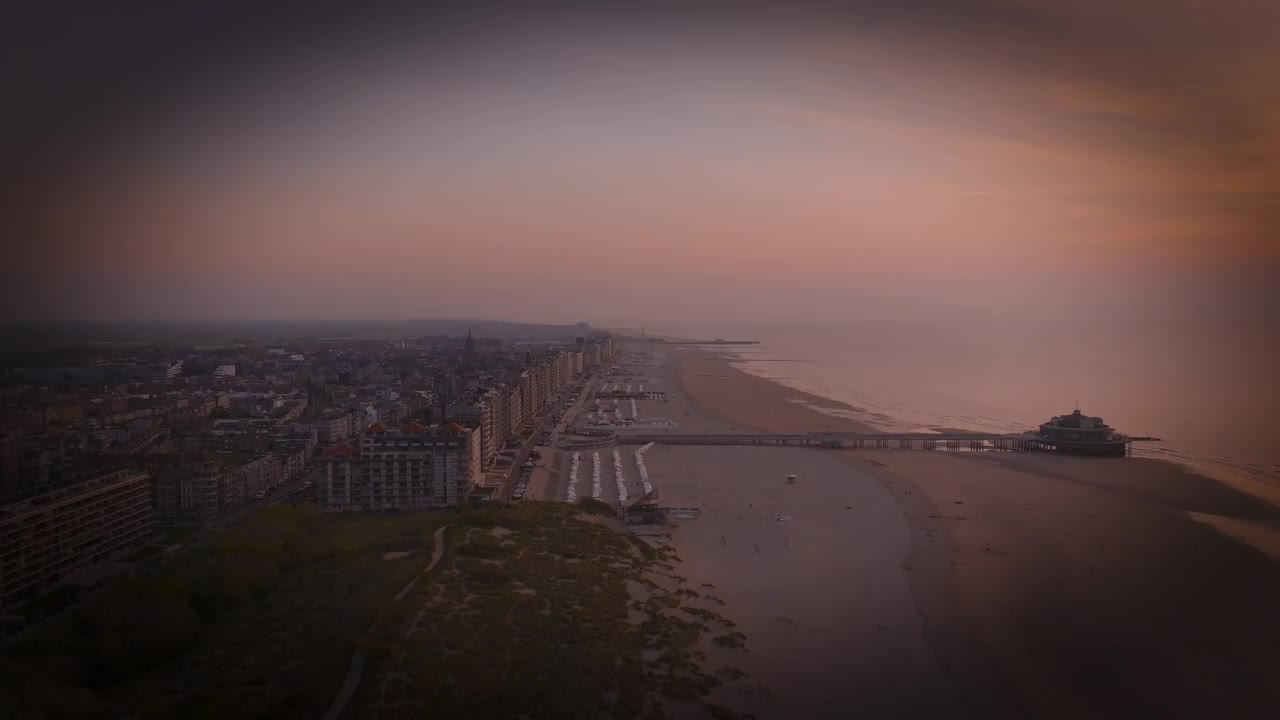 鸟瞰日落，沙滩和海洋在布兰肯贝格，佛兰德斯地区，比利时。视频素材