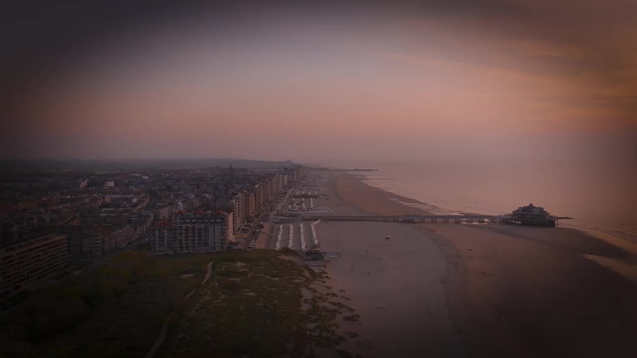 鸟瞰日落，沙滩和海洋在布兰肯贝格，佛兰德斯地区，比利时。视频素材