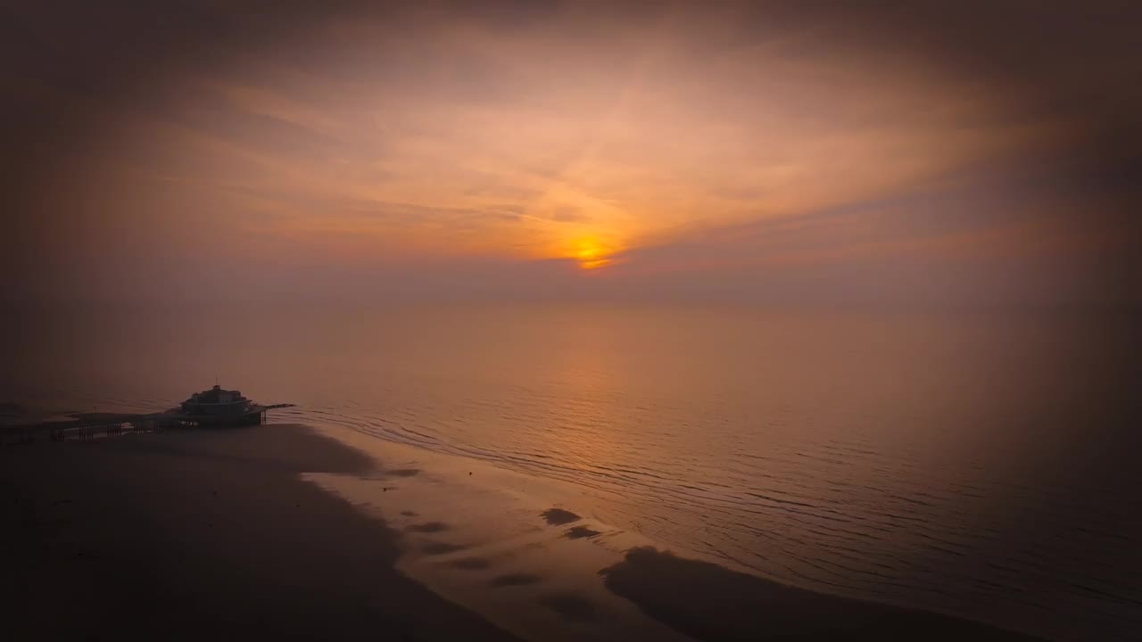 鸟瞰日落，沙滩和海洋在布兰肯贝格，佛兰德斯地区，比利时。视频素材