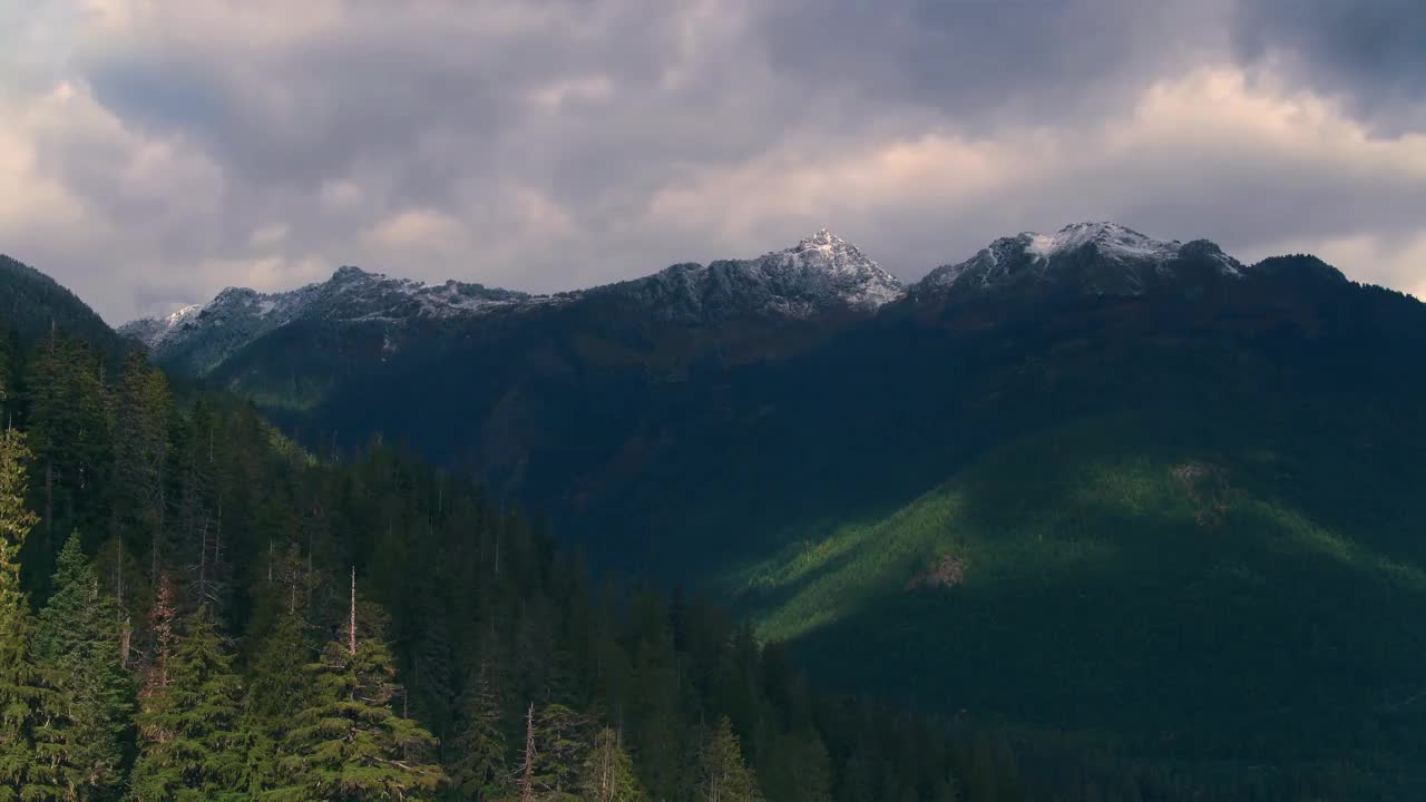 迷人的山景与雪峰和茂密的森林视频内容视频素材