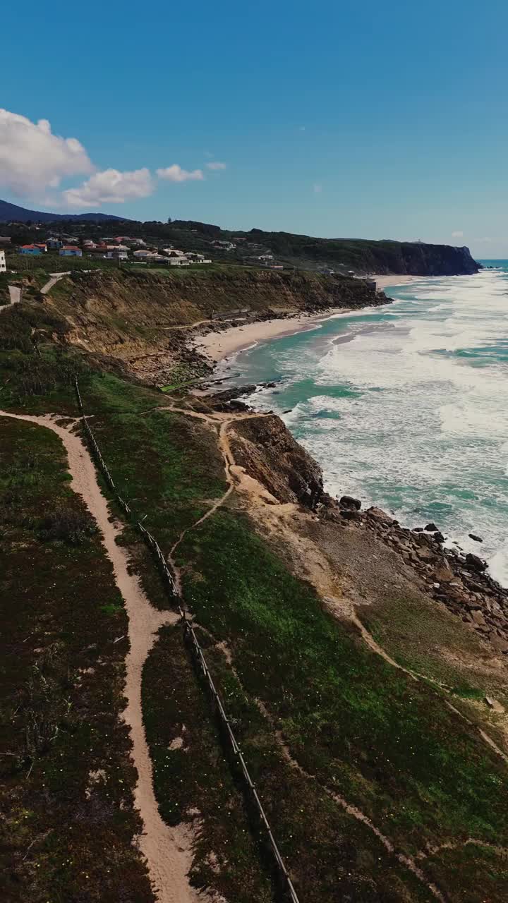 鸟瞰图的波涛和陡峭的岩石形成沿海岸。葡萄牙辛特拉附近的大西洋海岸线视频素材