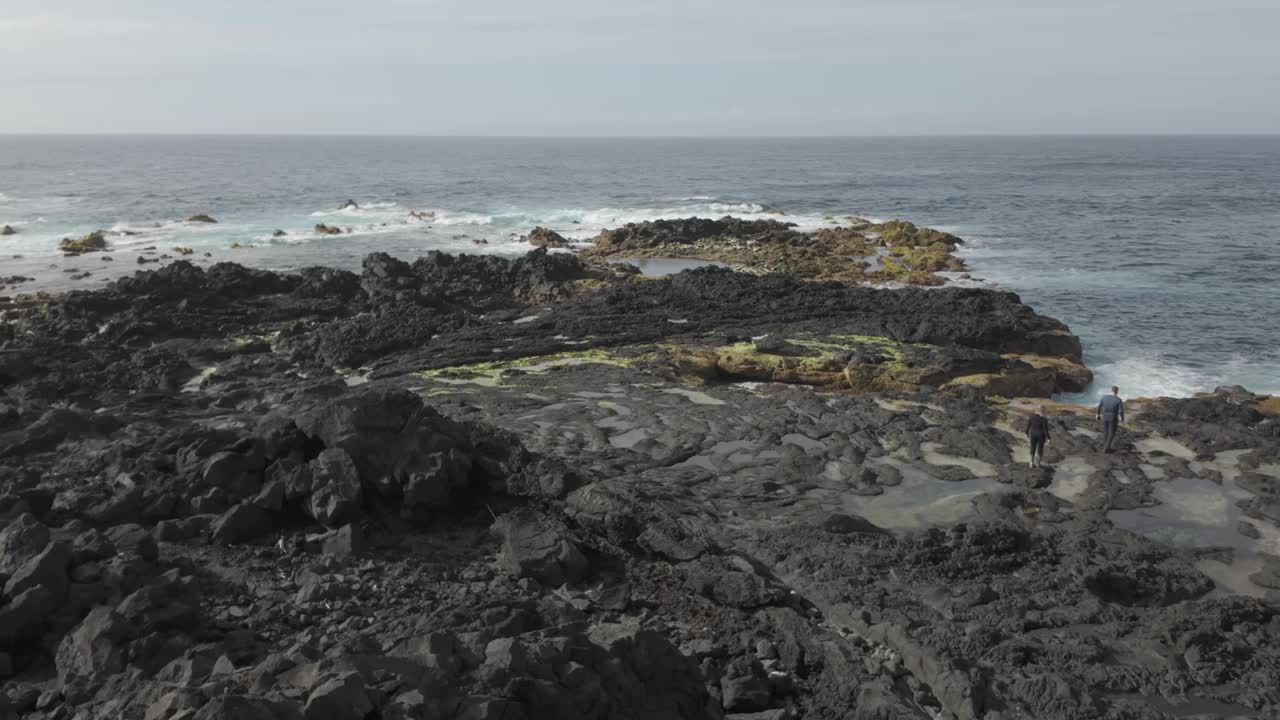 圣米格尔莫斯泰罗斯的岩石海岸，波涛汹涌的大海和多云的天空，展示了崎岖的黑色火山地形视频素材