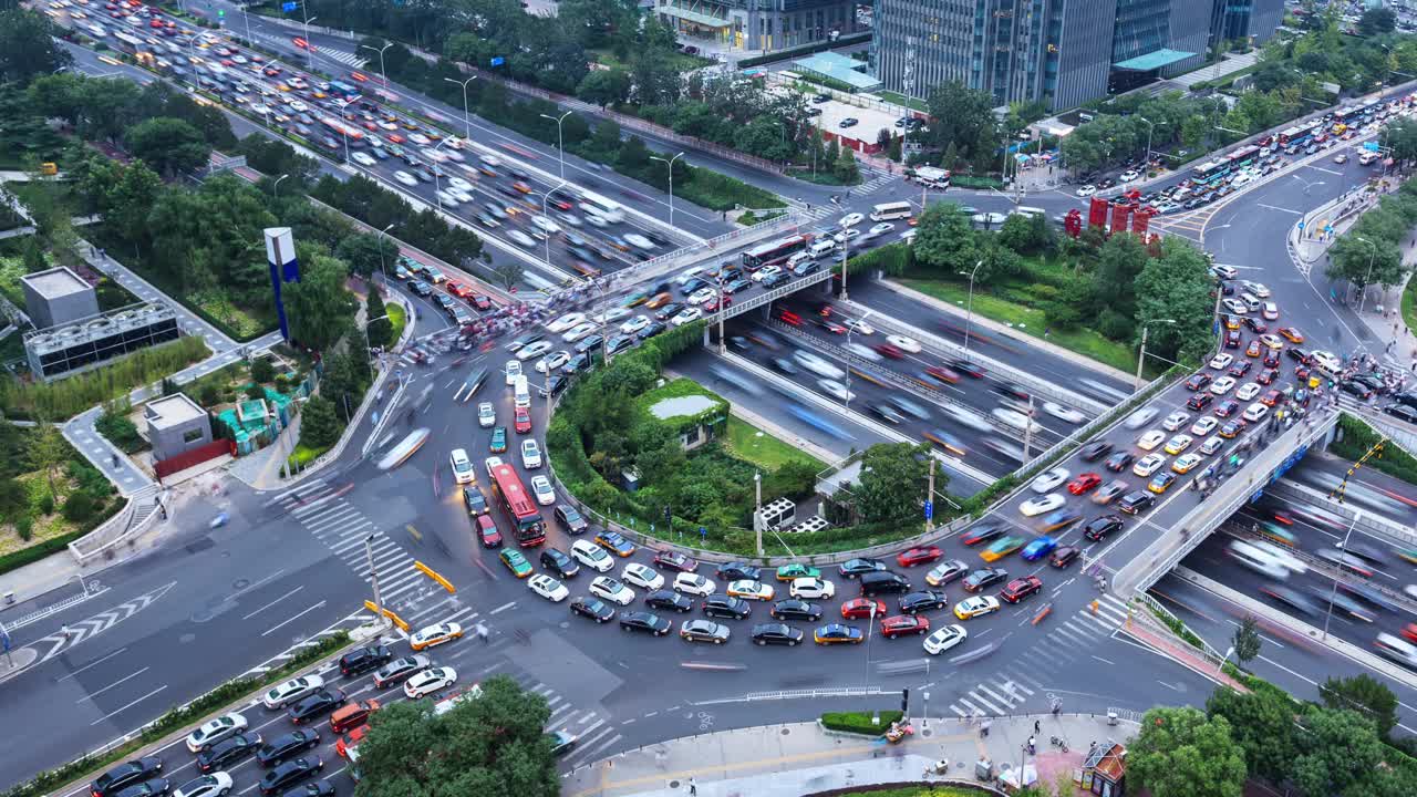 4K移动延时:高速公路鸟瞰图繁忙的城市高峰时间严重的交通堵塞高速公路。视频素材