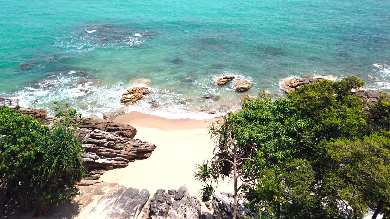 在空旷的海滩上放松。户外探险旅行到美丽的四川泰国海滩。电影野生自然空中4K。透明的蓝色海水的慢动作波浪。阳光明媚的夏日里的大自然。视频下载