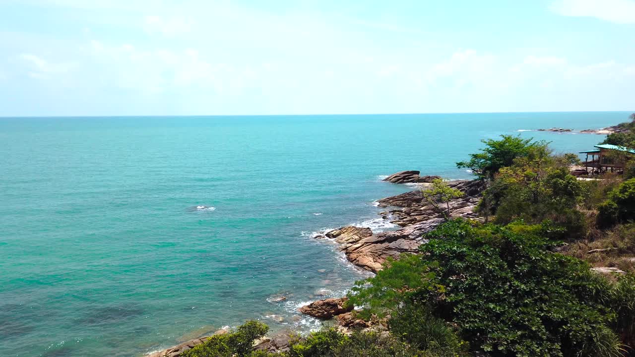 在空旷的海滩上放松。户外探险旅行到美丽的四川泰国海滩。电影野生自然空中4K。透明的蓝色海水的慢动作波浪。阳光明媚的夏日里的大自然。视频下载