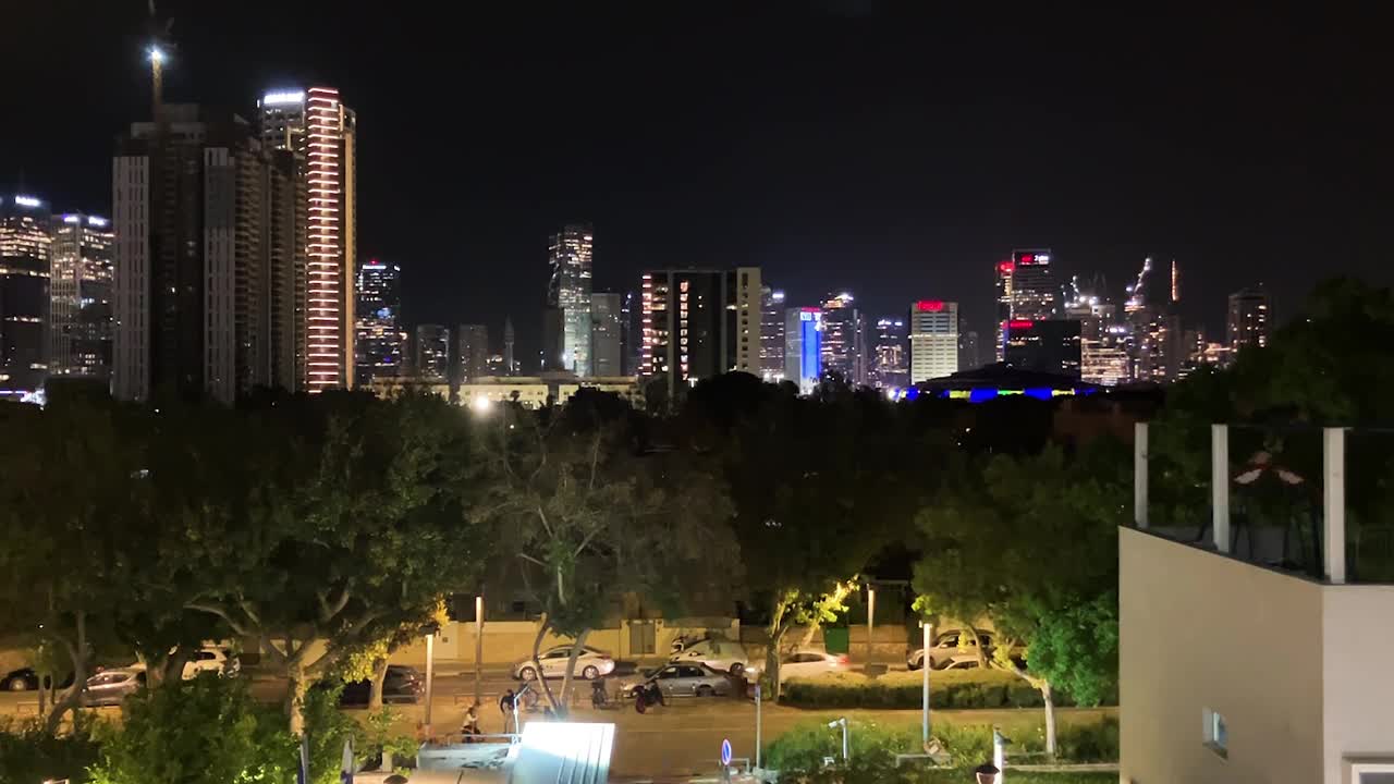 的夜晚。特拉维夫摩天大楼全景图。大都市的中心。城市的灯光视频素材