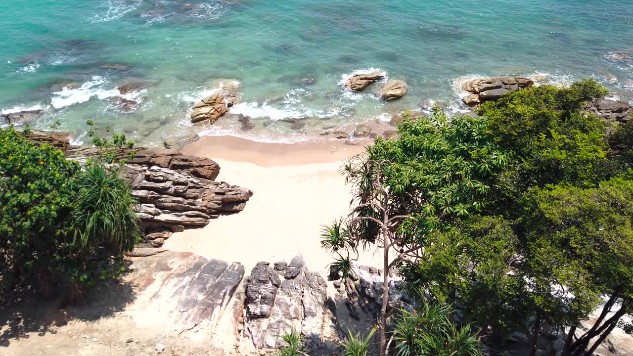 摄像机从海滩一直升到大海。户外探险旅行到美丽的四川泰国海滩。电影野生自然空中4K。透明的蓝色海水的慢动作波浪。视频下载