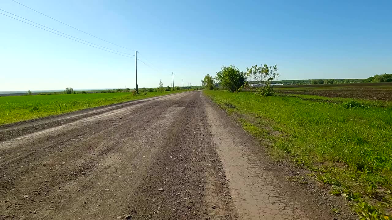 沿着土路行驶视频下载