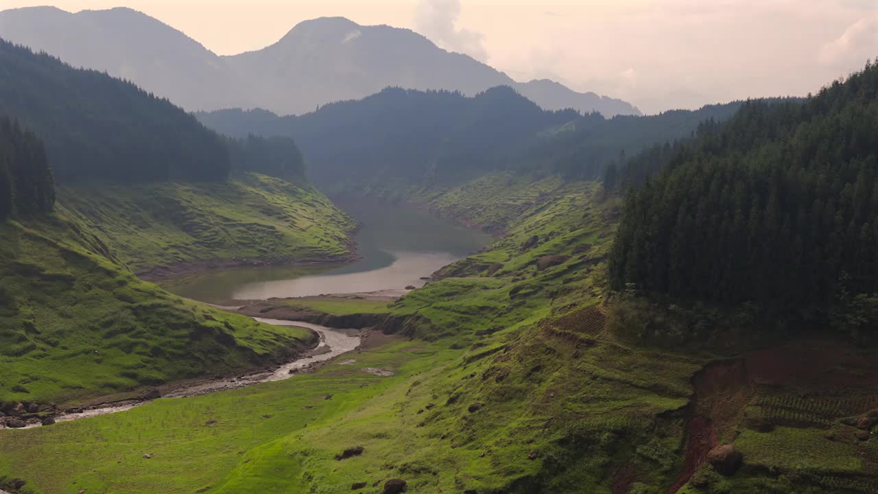 山下有一条河，位于瓦武山下的亚雨湖附近视频素材