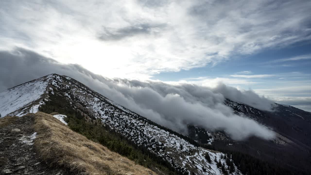 迷人的云漂移在斯洛伐克小法特拉风景如画的山峰。适合自然、旅行和冒险项目视频素材