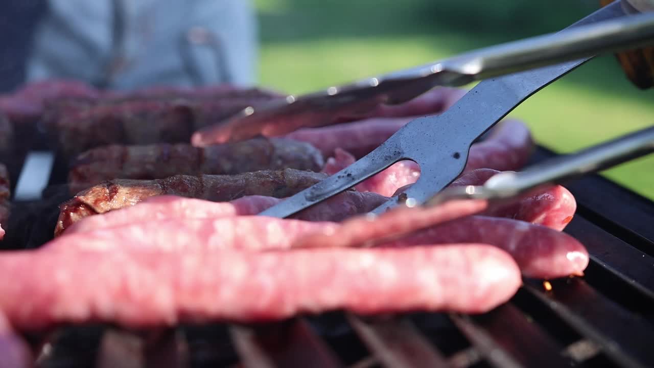 人们在野餐时煮香肠当午餐。-特写镜头视频素材