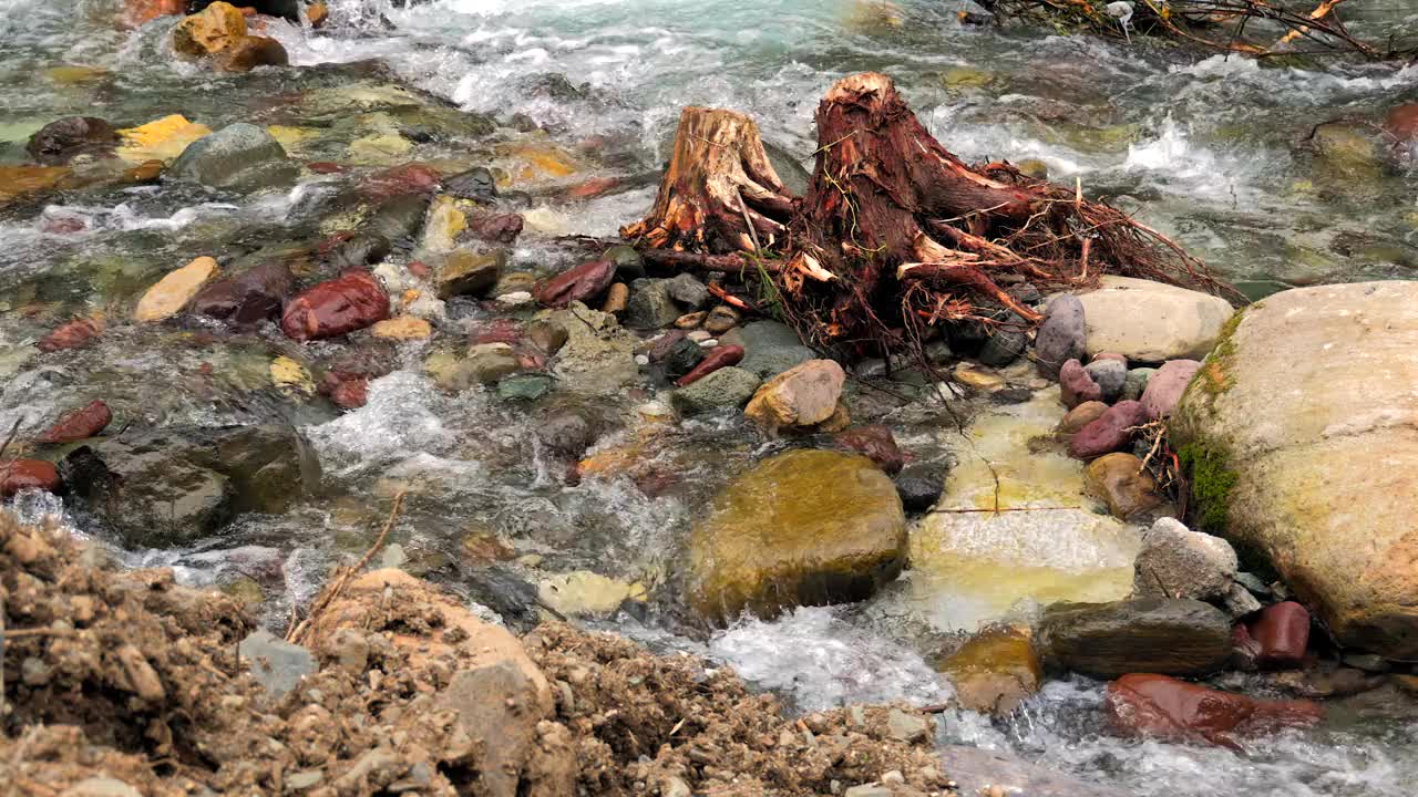 山下有一条河，位于瓦武山下的亚雨湖附近视频素材