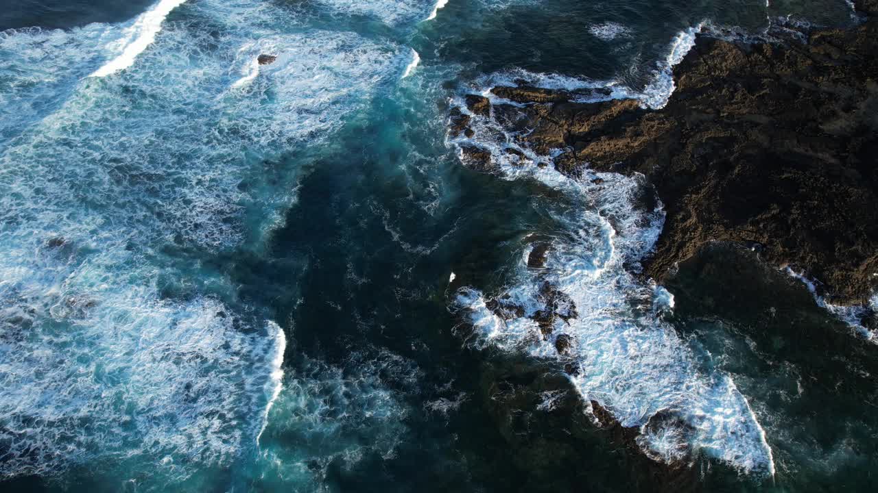 海洋和岩石的鸟瞰图视频素材