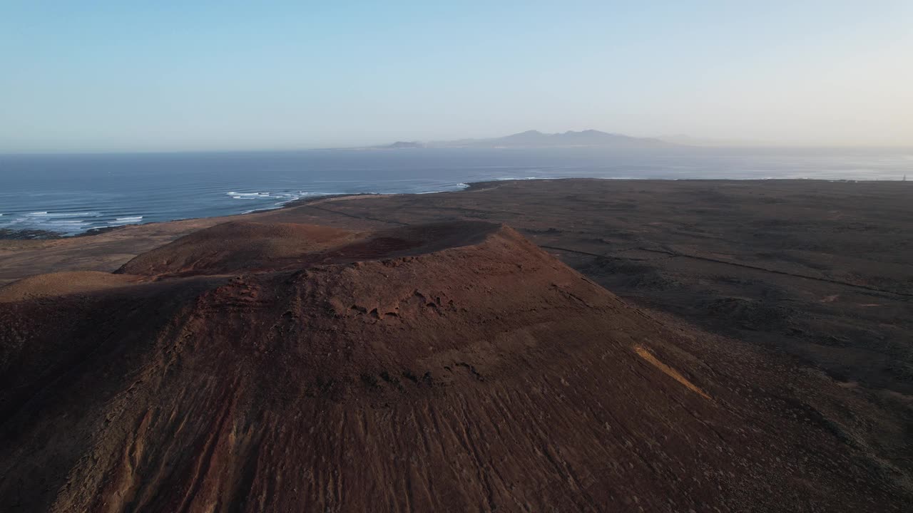 鸟瞰加那利群岛富埃特文图拉火山口海洋视频素材