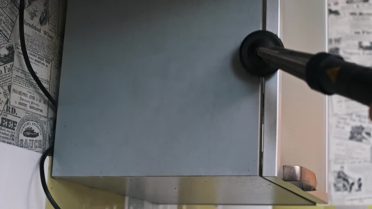 厨房橱柜下面的蒸汽清洗视频素材