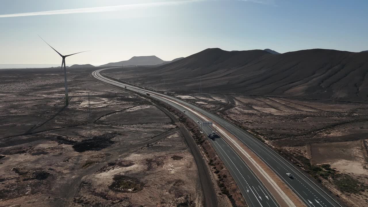 沙漠中的高速公路和风车鸟瞰图视频素材