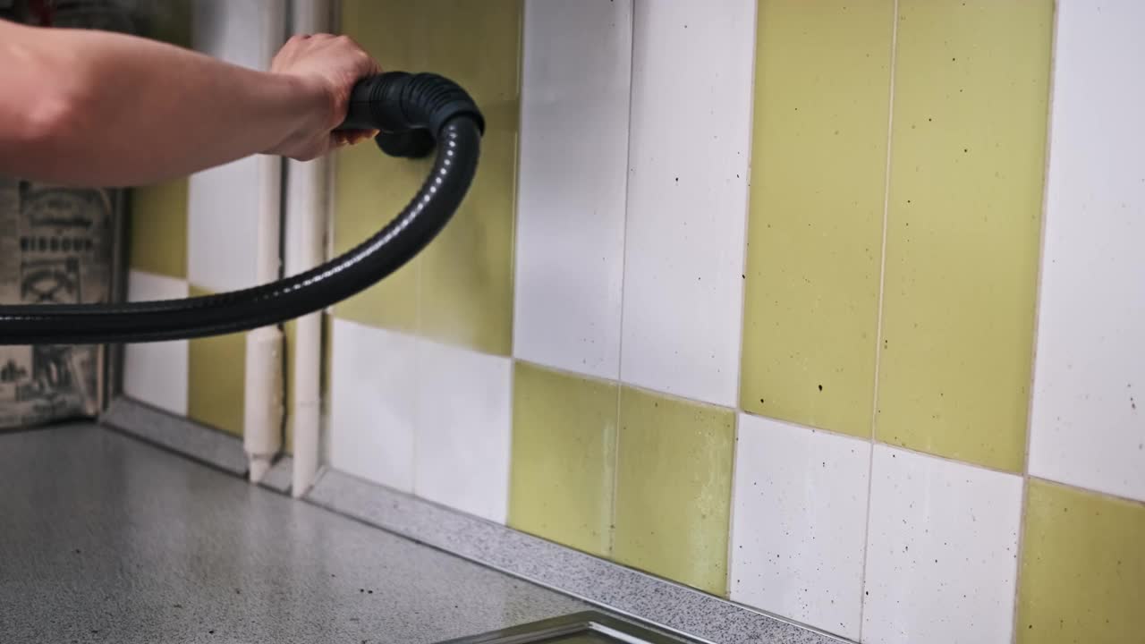 蒸汽清洗厨房瓷砖视频素材