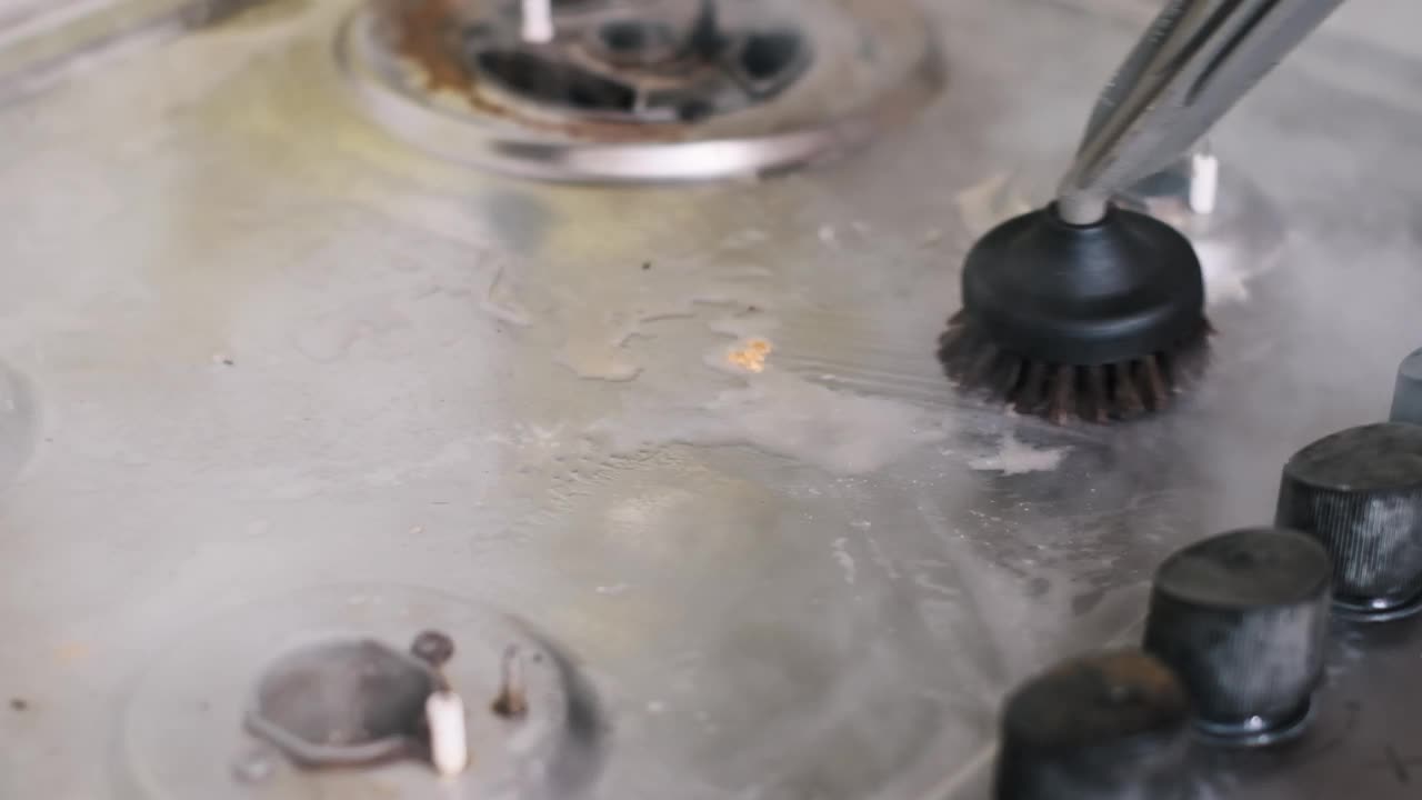 蒸汽清洗肮脏的灶台视频素材