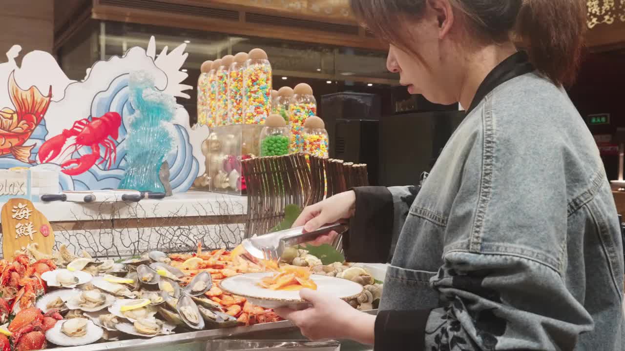 一个亚洲女人在为自助餐挑选海鲜视频素材