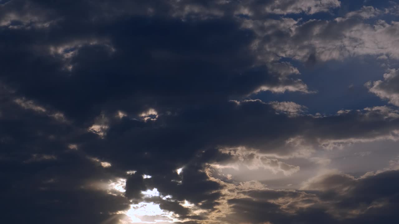 明亮的夜幕降临在阴沉的天空中。视频素材