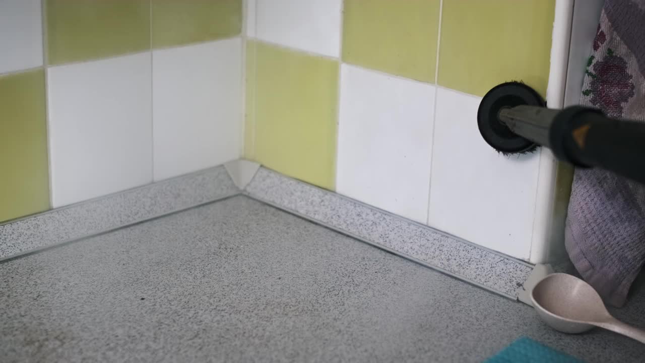 蒸汽清洁厨房台面视频素材