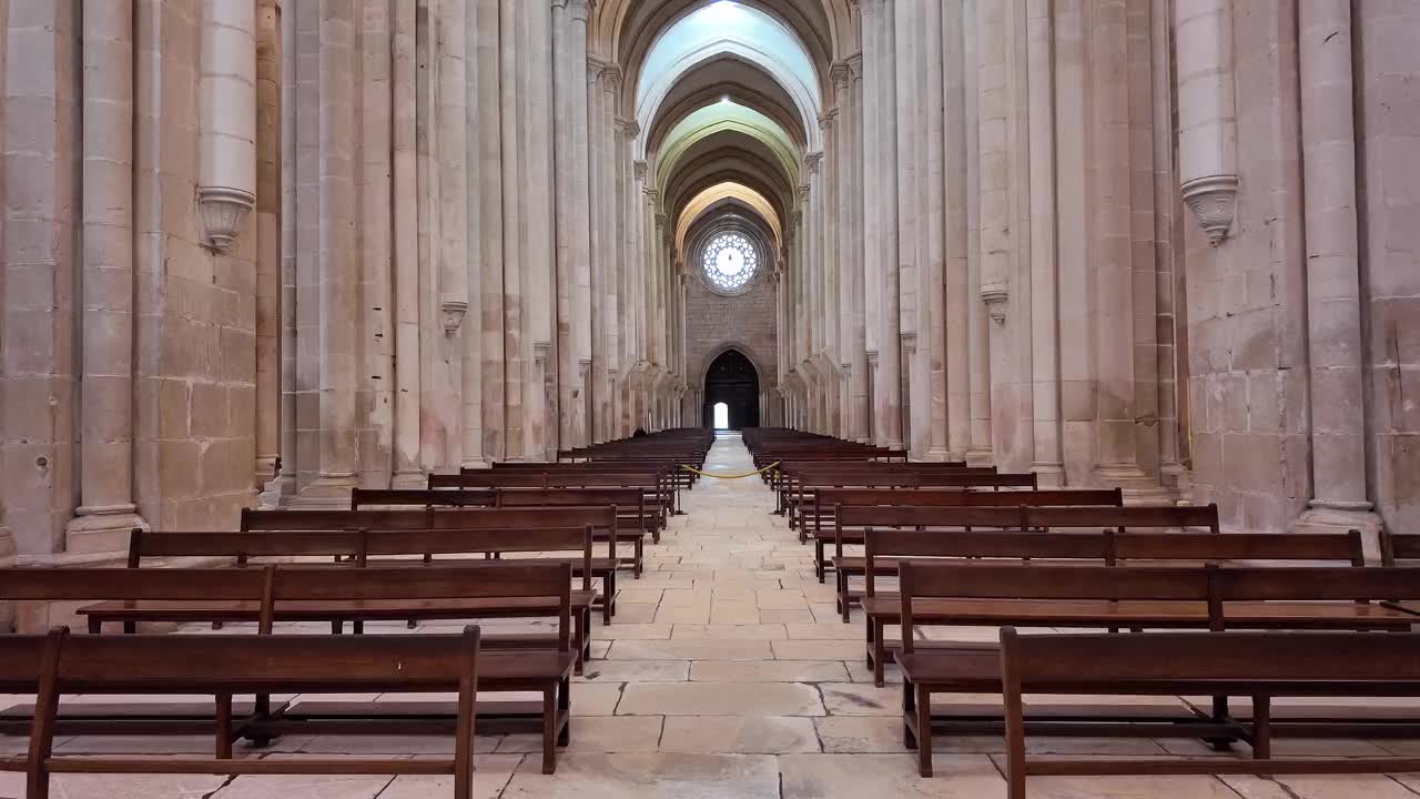 阿尔科巴卡修道院(Mosteiro de Santa Maria de Alcobaca)是葡萄牙阿尔科巴卡的一座中世纪罗马天主教修道院视频素材