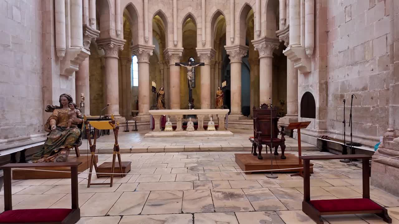 阿尔科巴卡修道院(Mosteiro de Santa Maria de Alcobaca)是葡萄牙阿尔科巴卡的一座中世纪罗马天主教修道院视频素材