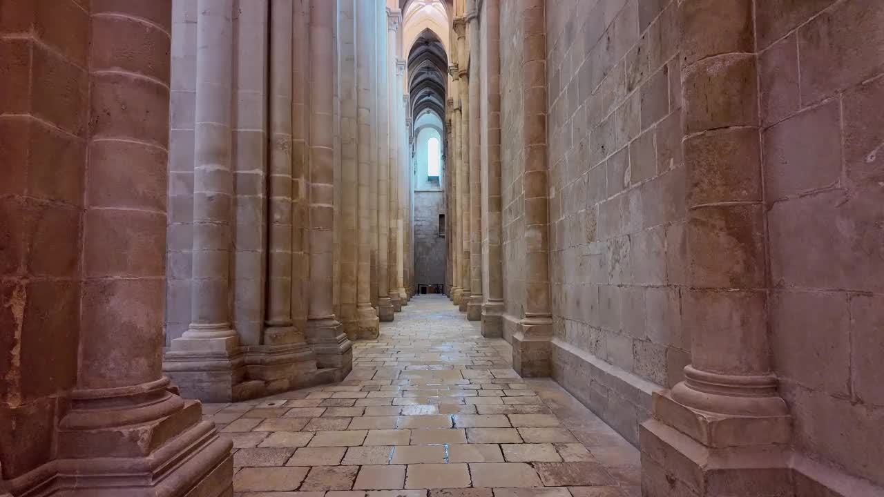 阿尔科巴卡修道院(Mosteiro de Santa Maria de Alcobaca)是葡萄牙阿尔科巴卡的一座中世纪罗马天主教修道院视频素材