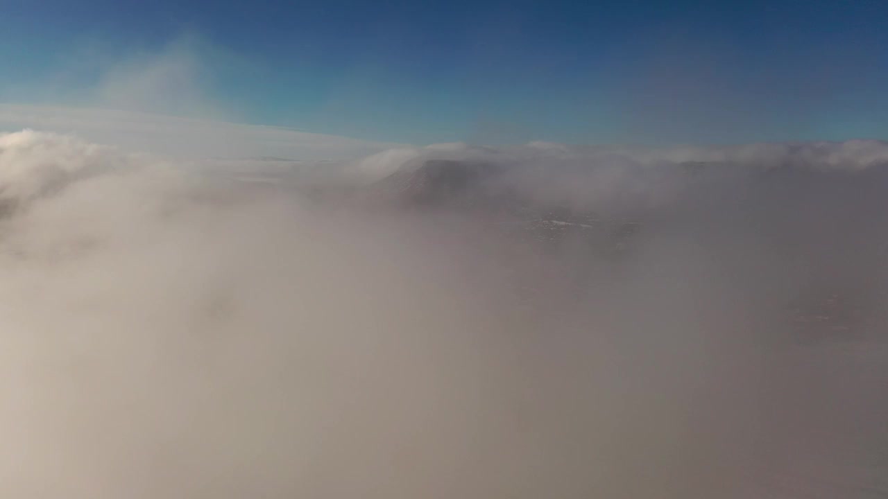 飞越云层，飞越亚利桑那州塞多纳的冬季仙境，暴风雪过后，红色的岩石被新雪覆盖。视频下载