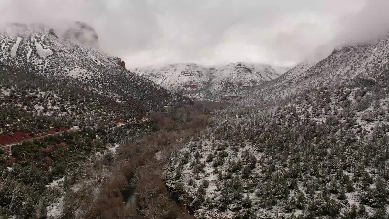 一场冬季暴风雪过后，飞越亚利桑那州塞多纳的橡树溪。视频下载