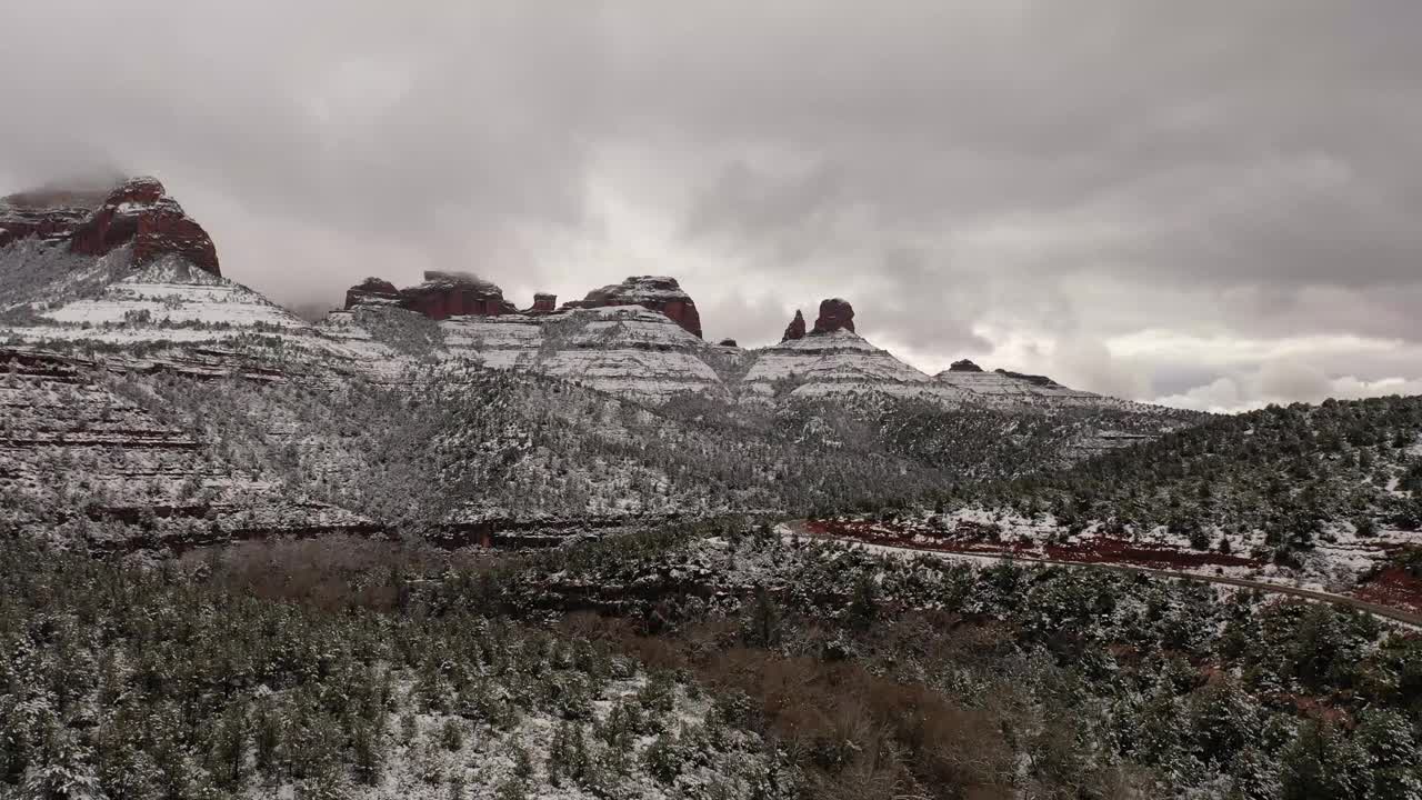 一场冬季暴风雪过后，飞越亚利桑那州塞多纳的橡树溪。视频素材