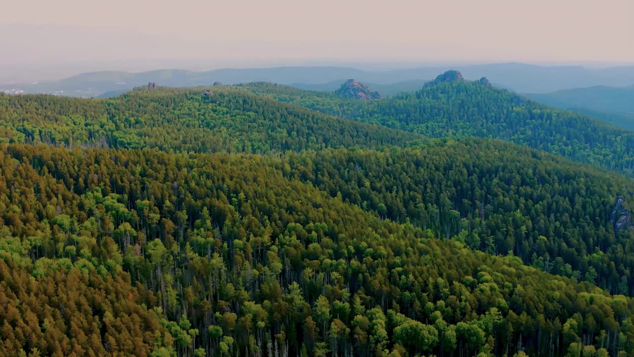 鸟瞰图，在春天，郁郁葱葱的山地景观植被丰富视频素材