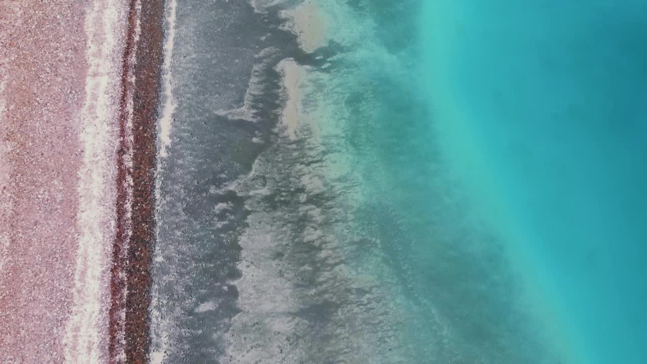 鸟瞰海滩，绿松石般的海水和沙滩是一个美丽的自然景观视频素材