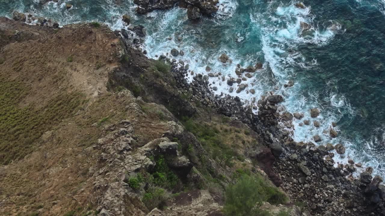 毛伊岛崎岖的西北海岸海浪冲击着岩石悬崖，鸟瞰图视频素材