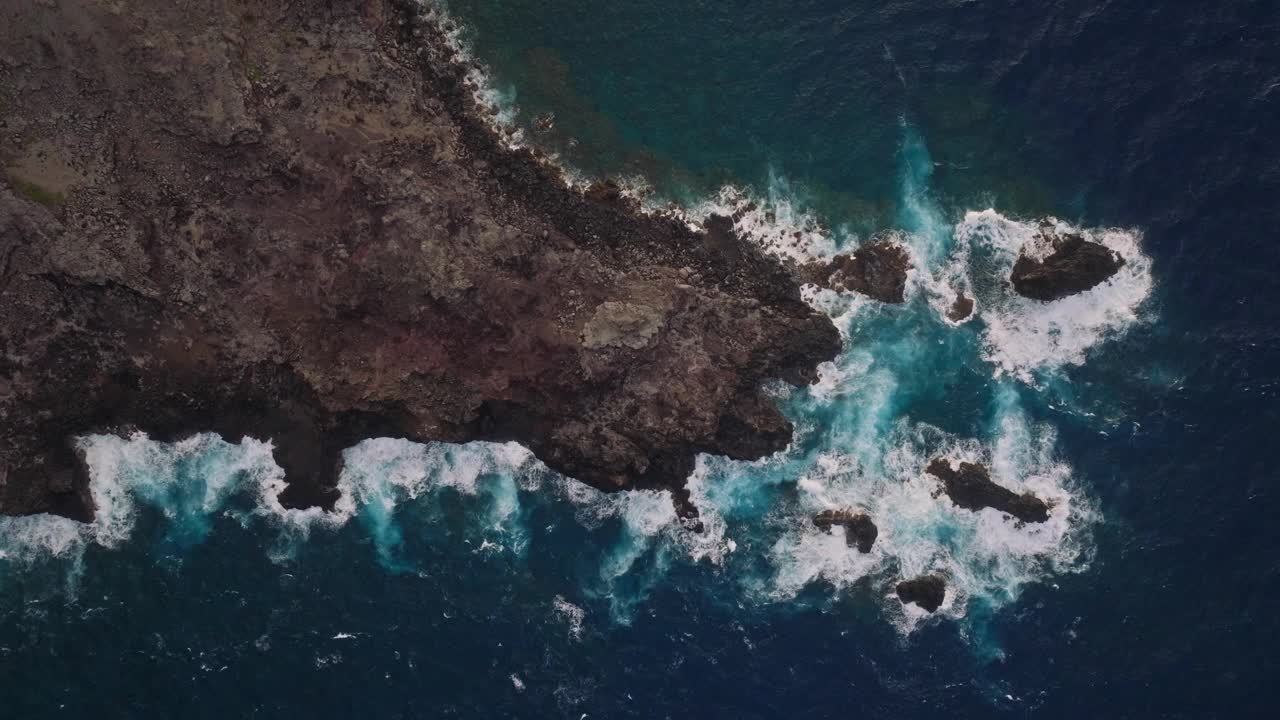 鸟瞰图，夏威夷毛伊岛崎岖的西北海岸，波涛汹涌视频素材