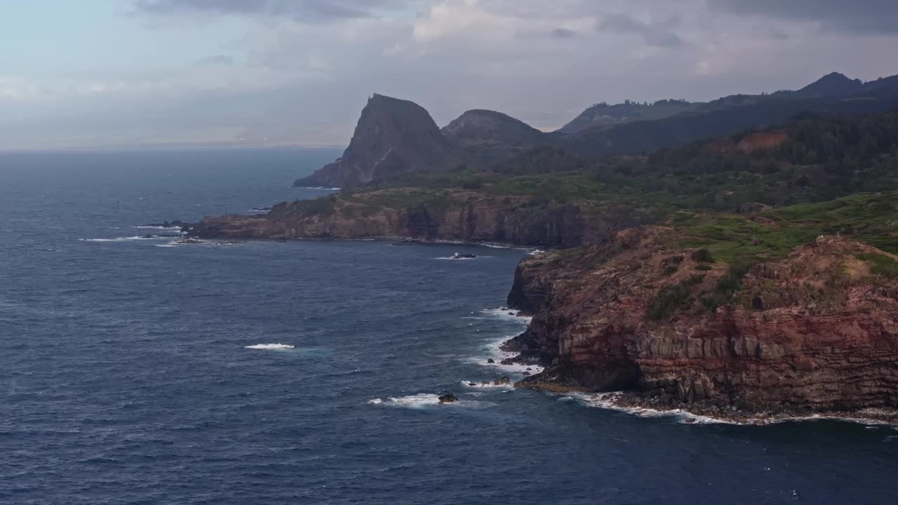 夏威夷毛伊岛西北海岸的悬崖峭壁和崎岖的海岸线视频素材