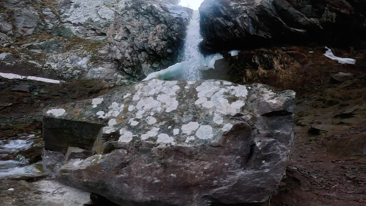 大瀑布与雨视频素材