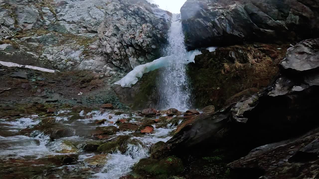 大山瀑布视频下载