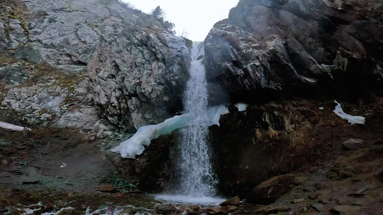 吉尔吉斯斯坦阿拉梅丁峡谷瀑布视频素材