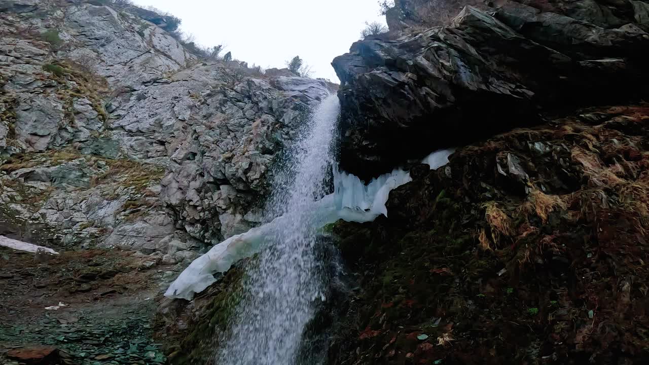 吉尔吉斯斯坦阿拉梅丁峡谷的瀑布视频下载