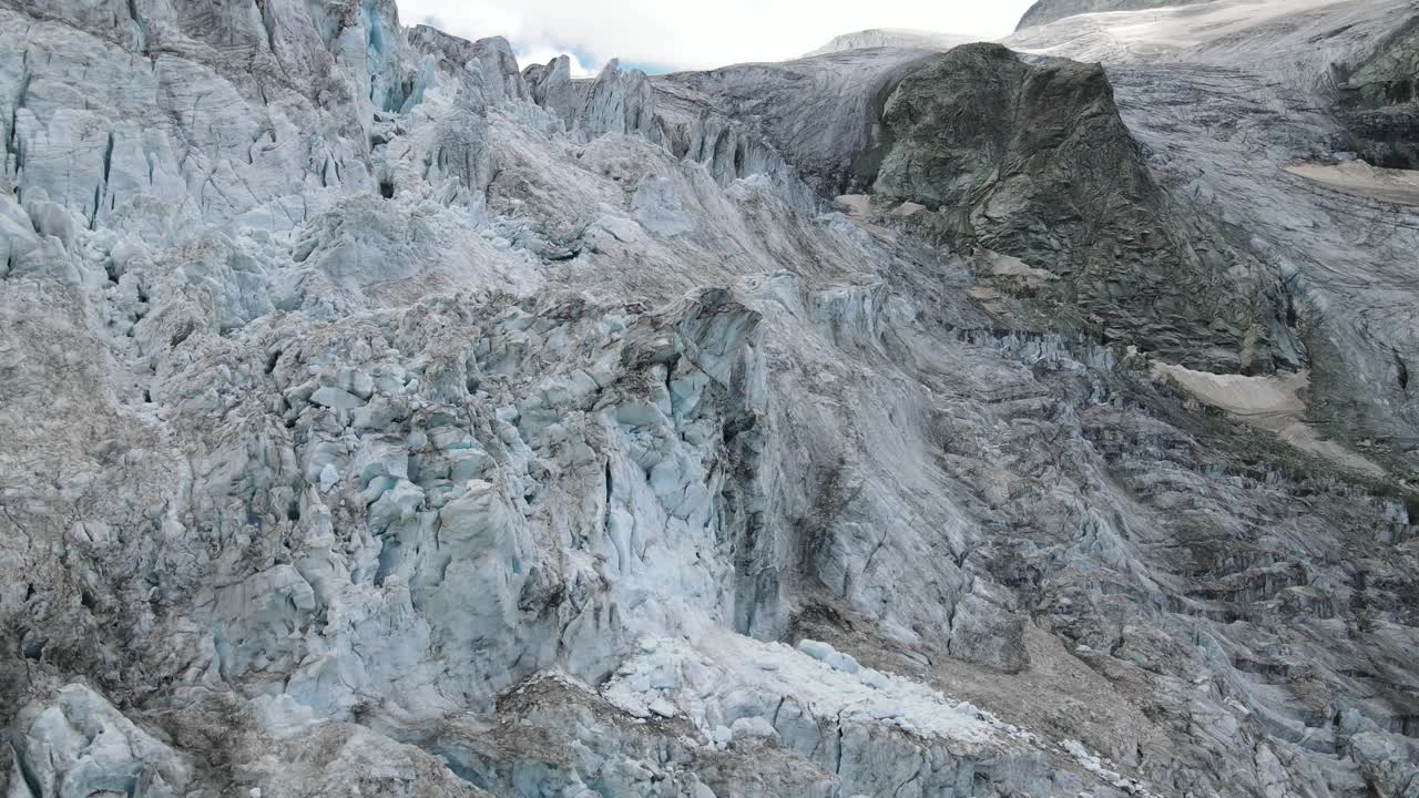 莫伊里冰川位于瑞士，有着崎岖的冰雪地形和岩石景观视频素材