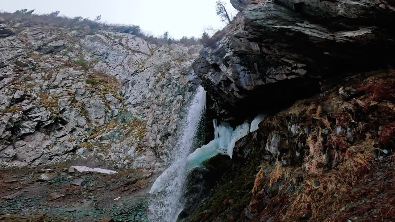 阿拉梅丁峡谷的瀑布视频下载