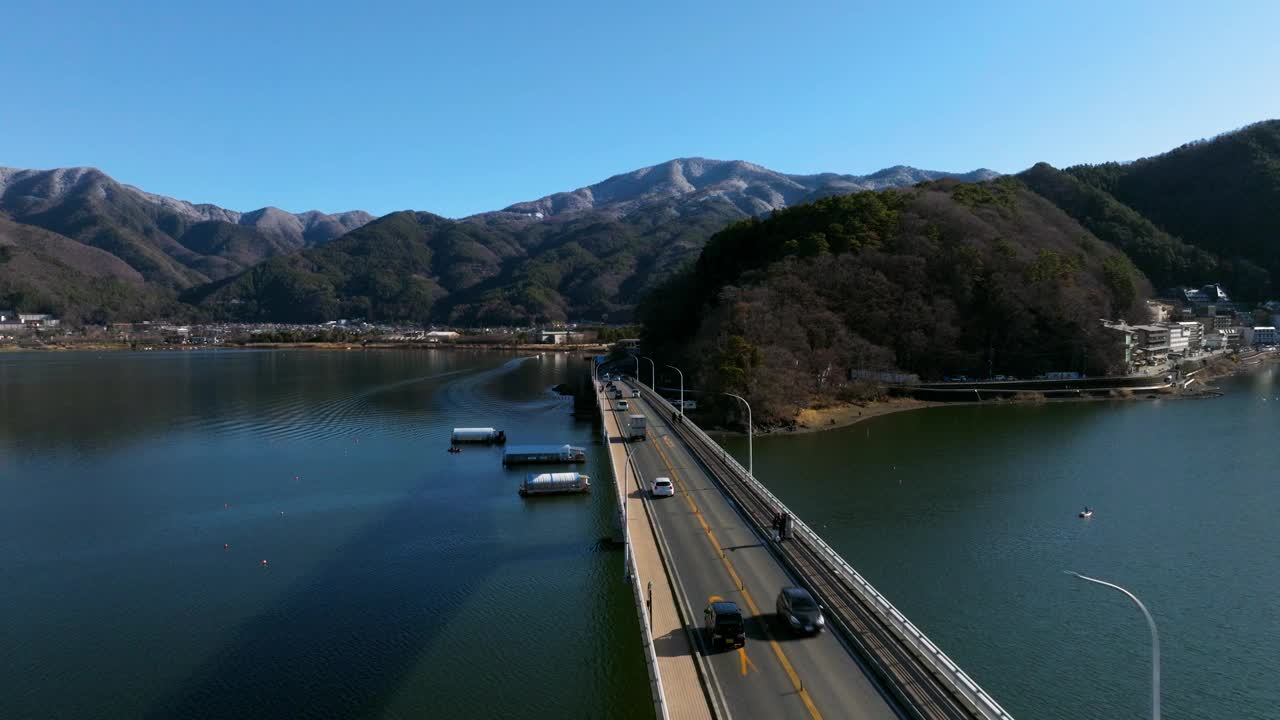 日本山梨县藤川口市川口湖大桥上的风景车。空中拍摄视频素材