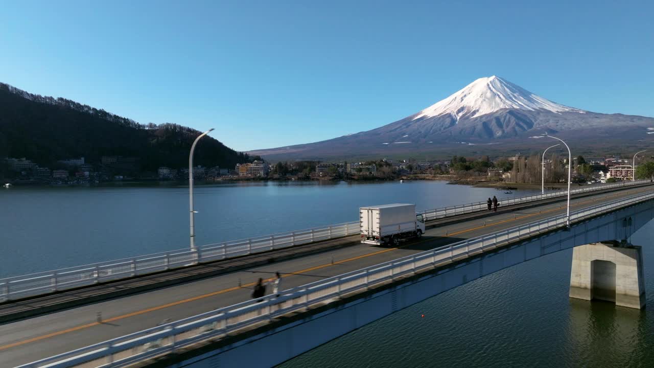 从川口湖大桥俯瞰富士山在日本的川口湖。无人机拍摄的视频素材