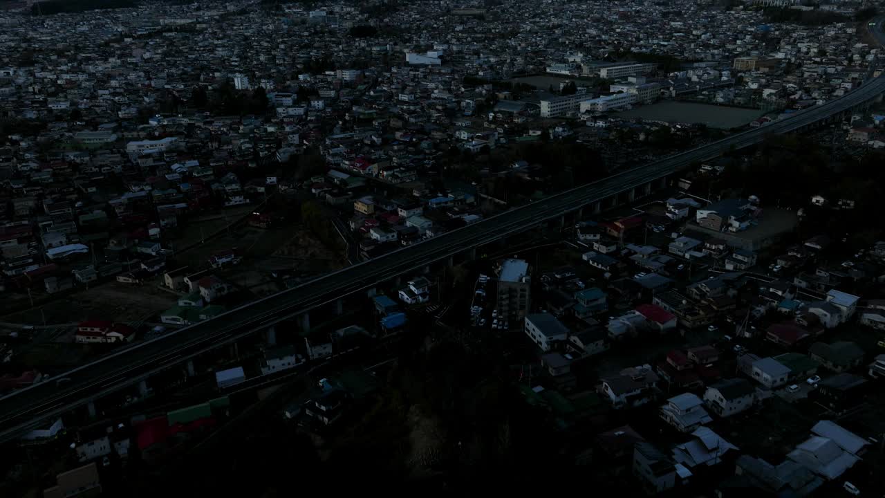 日本山梨县富士吉田市日出鸟瞰图。背景中的富士山。摇上拍摄视频素材