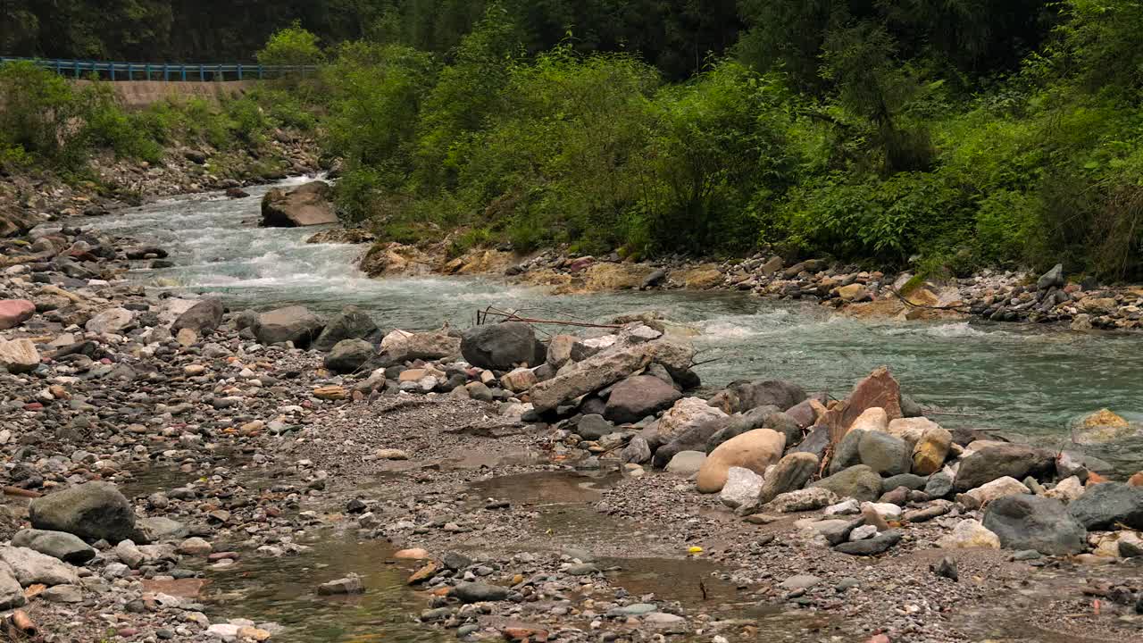 山下有一条河，位于瓦武山下的亚雨湖附近视频下载