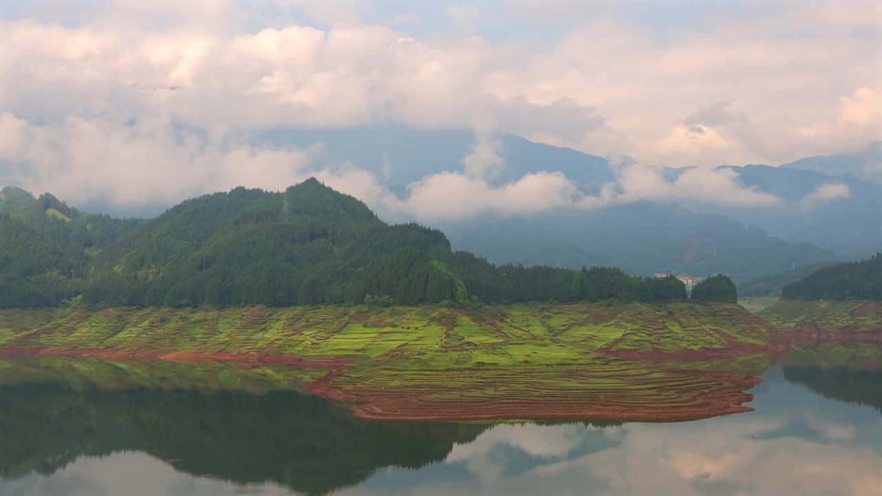 瓦武山下的酉湖视频下载