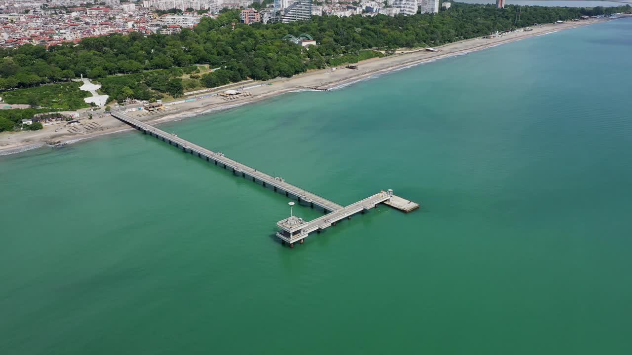 从空中俯瞰保加利亚布尔加斯海上的桥梁视频下载